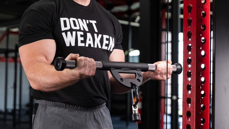 Mutant Metals ARC ケーブルアタッチメント ブラックでケーブルカールを行う上半身クローズアップ、前腕の力感とローレットグリップ形状が分かる構図