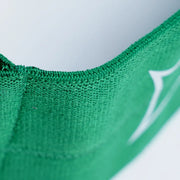 SLINGSHOT マネーショット スリングショット グリーンの端部を斜め上から捉え、カーブ形状やエッジ処理、肌当たりを考慮した素材感が分かるクローズアップ