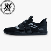 NOTORIOUS LIFT SUMO SOLE GEN5 ステルスカラー ベアフットリフティングシューズ 外側サイド全体を水平視点で捉えた側面ディテールとダブルストラップ構造