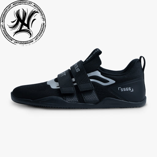 NOTORIOUS LIFT SUMO SOLE GEN5 ステルスカラー ベアフットリフティングシューズ 外側サイド全体を水平視点で捉えた側面ディテールとダブルストラップ構造