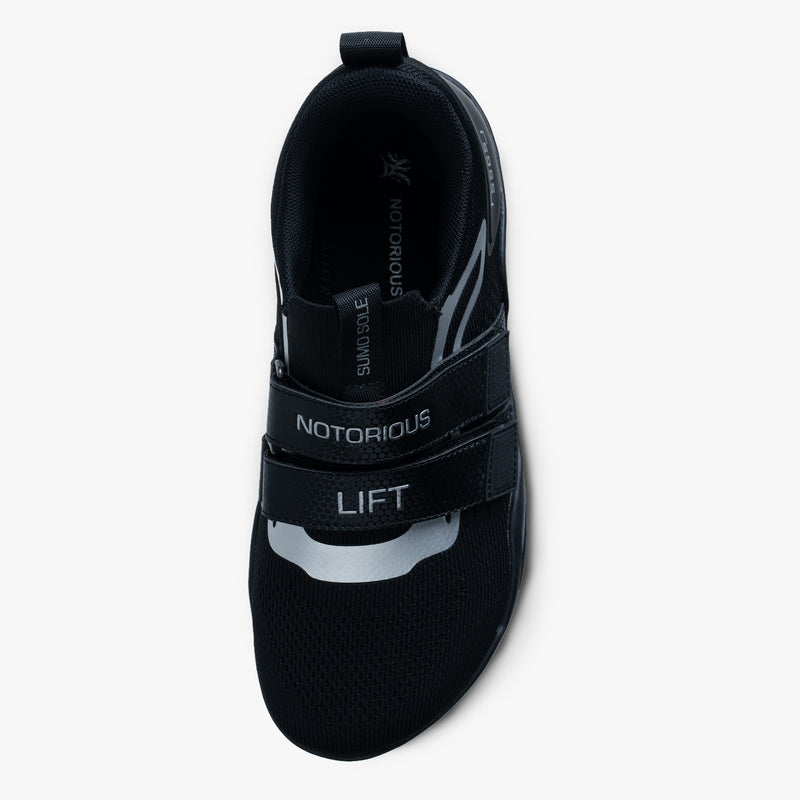 NOTORIOUS LIFT SUMO SOLE GEN5 ステルスカラー ベアフットリフティングシューズ 左右ペアを斜め前方から捉えた全体シルエットとストラップデザイン
