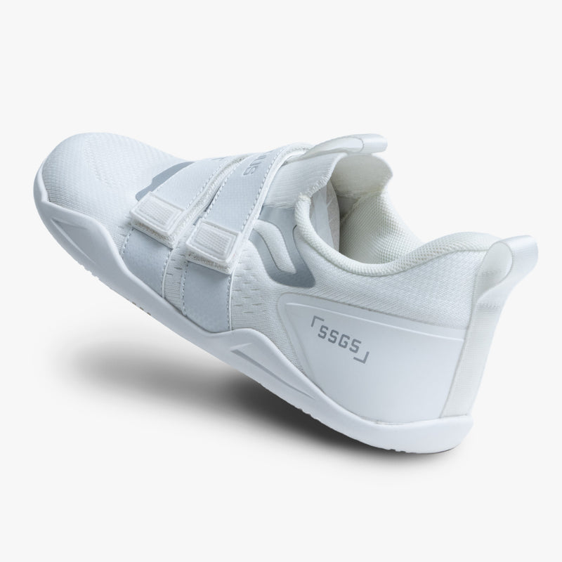 NOTORIOUS LIFT SUMO SOLE GEN5 ブリスホワイト ベアフットリフティングシューズ 左右ペアを斜め前方から捉えた全体シルエットとストラップデザイン