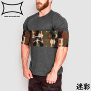 SLINGSHOT オリジナルスリングショット カモを上腕と胸部に装着した状態を正面やや斜めから捉え、迷彩柄の配色やロゴ位置、ベンチプレス時の基本的なサポート構造が分かる着用カット