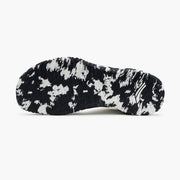 AVANCUS APEX POWER V3.0 フォトンのアウトソールを真下から捉え、全面に配置されたブラック×ホワイトのカモ柄グリップパターンと接地形状が分かるボトムビュー