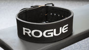 ROGUE エコー10mm リフティングベルト ブラック 背面側からロゴ刺繍と内側の質感を確認できる角度でベルト全体のカーブ形状を表現