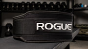 ROGUE 5インチナイロンウェイトリフティングベルト ブラック 正面からロゴパッチ部分を捉えた構図で厚みと前面幅の広さが分かるデザイン