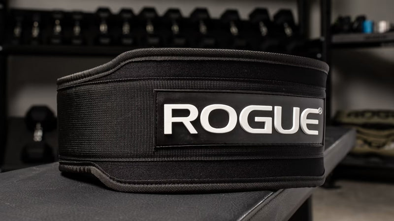 ROGUE 5インチナイロンウェイトリフティングベルト ブラック 正面からロゴパッチ部分を捉えた構図で厚みと前面幅の広さが分かるデザイン