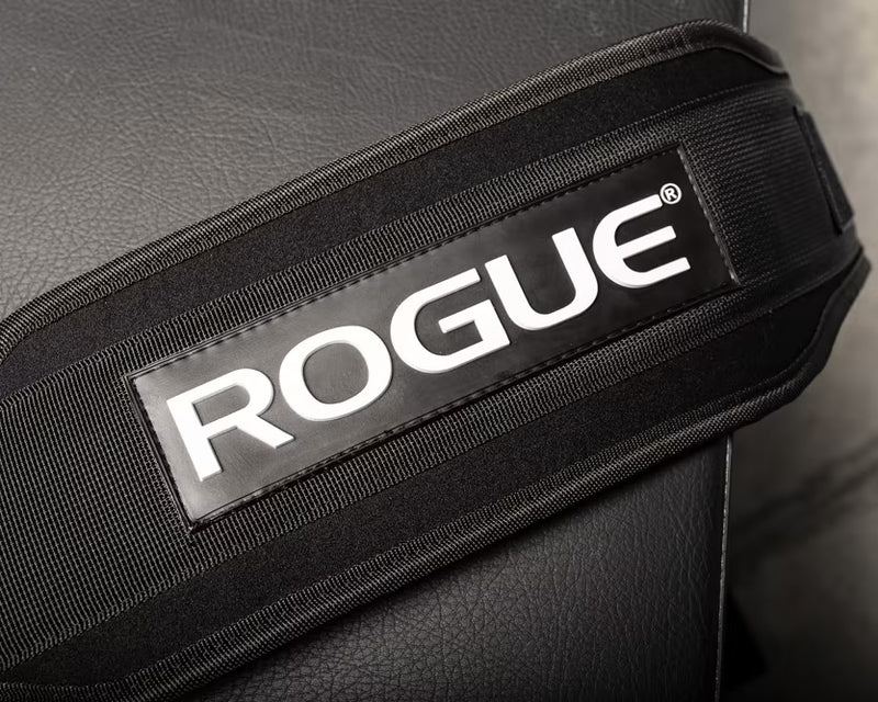 ROGUE 5インチナイロンウェイトリフティングベルト ブラック 斜め視点で全体のカーブ形状とロゴ配置を強調しフィット感が伝わる構図