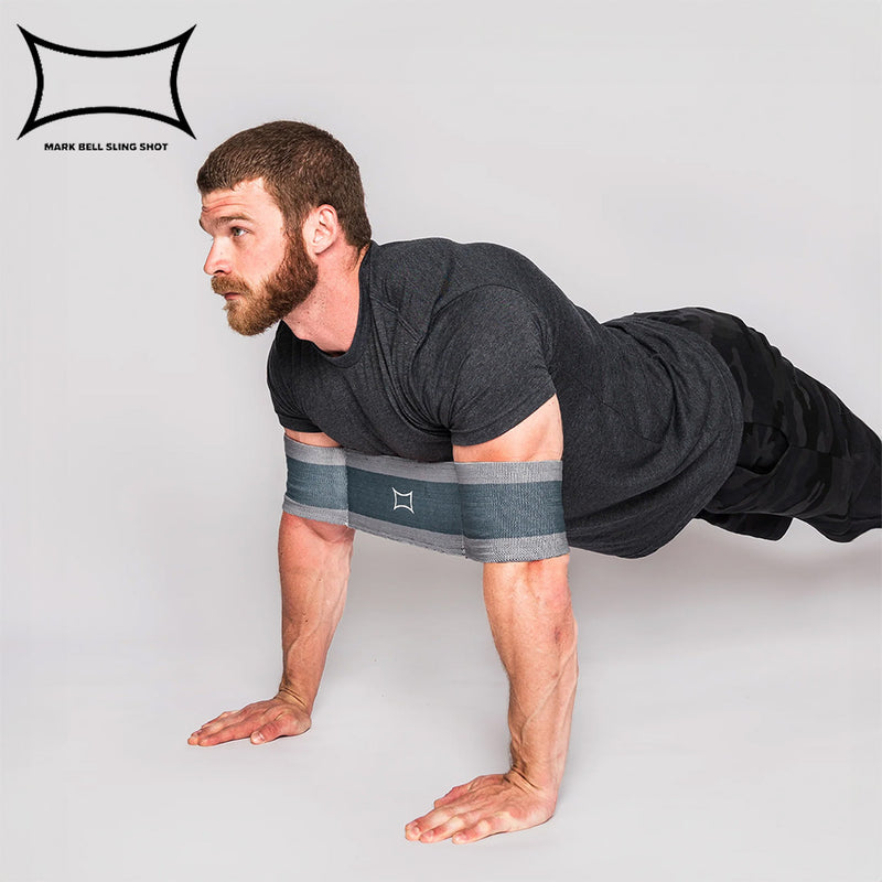 SLINGSHOT スリングショットプッシュアップ グレーを装着した上腕部正面視点。両腕を連結して胸部をサポートし、プッシュアップ時の安定性を高める設計が分かる構造。