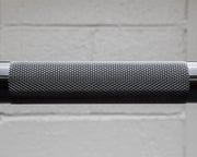 ROGUE 20KGオハイオパワーバー IPF公認品 ブラックジンクシャフト/ブライトジンクスリーブ シャフト中央部のローレットを横から接写し刻みの粗さと質感が分かる構図