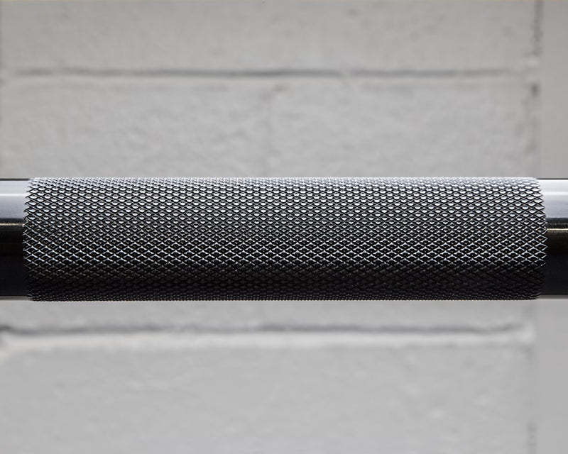 ROGUE 20KGオハイオパワーバー IPF公認品 ブラックジンクシャフト/ブライトジンクスリーブ シャフト中央部のローレットを横から接写し刻みの粗さと質感が分かる構図