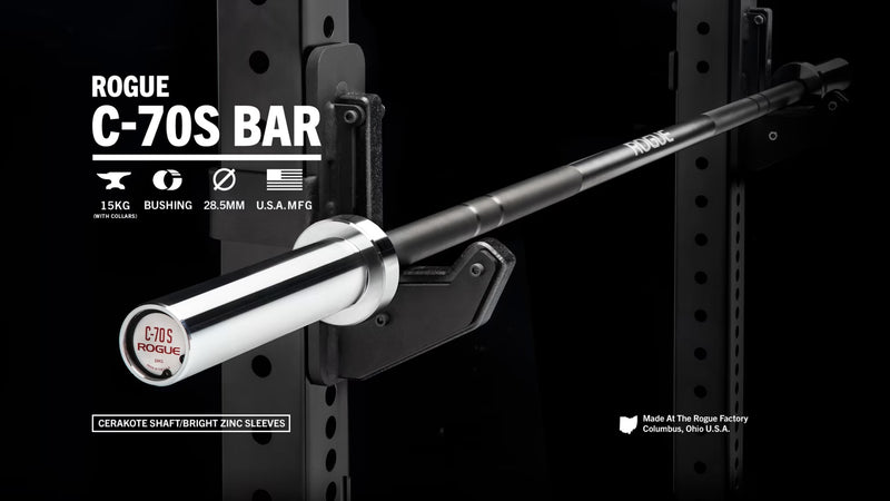 ROGUE C-70S バー ブラックセラコートをラックに設置した全体斜め視点、スリーブとシャフト構造が分かる構図