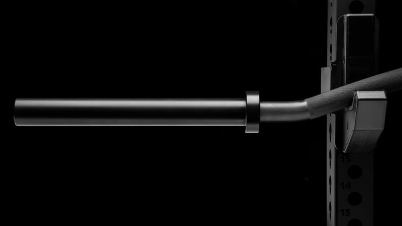 ROGUE CB-4 38mm キャンバーバー ブラック、ラックに設置されたスリーブ側を横方向から捉えた側面ビュー、太径38mmシャフトとスリーブ構造が分かるスペシャリティバーベル