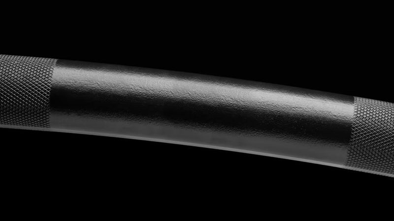 ROGUE CB-4 38mm キャンバーバー ブラック、シャフト中央のローレットグリップを横方向から拡大したディテール、38mm太径シャフトのグリップ感が分かるスペシャリティバーベル