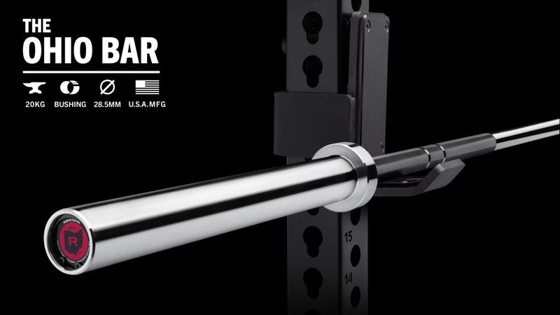 ROGUE オハイオバー Eコートシャフト/ブライトジンクスリーブの全体を斜め前方から捉えた構図、ラックにセットされたスリーブとシャフトの質感と仕上げが分かるアングル