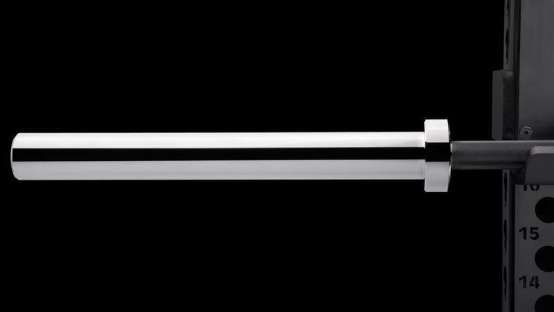 ROGUE オハイオバー Eコートシャフト/ブライトジンクスリーブのスリーブ全体を横から捉えた構図、ブライトジンクの光沢と直線的なフォルムが際立つ視点