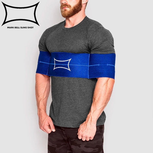 SLINGSHOT リアクティブスリングショット ブルー トレーニングサポーターを胸〜上腕に装着した正面上半身ビュー、ベンチプレス補助用途が分かる着用状態