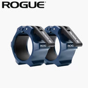 ROGUE USA アルミニウムカラー セラコート ネイビー、ロゴ刻印部分を斜め上から捉えたクローズアップ、セラコート仕上げとROGUEロゴが確認できるバーベルカラー