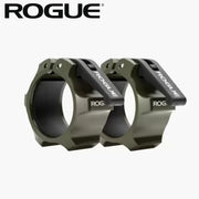 ROGUE USA アルミニウムカラー セラコート オリーブドラブ、2個セットを斜め前から捉えた全体ビュー、ミリタリーグリーンのセラコート仕上げが特徴のバーベルカラー