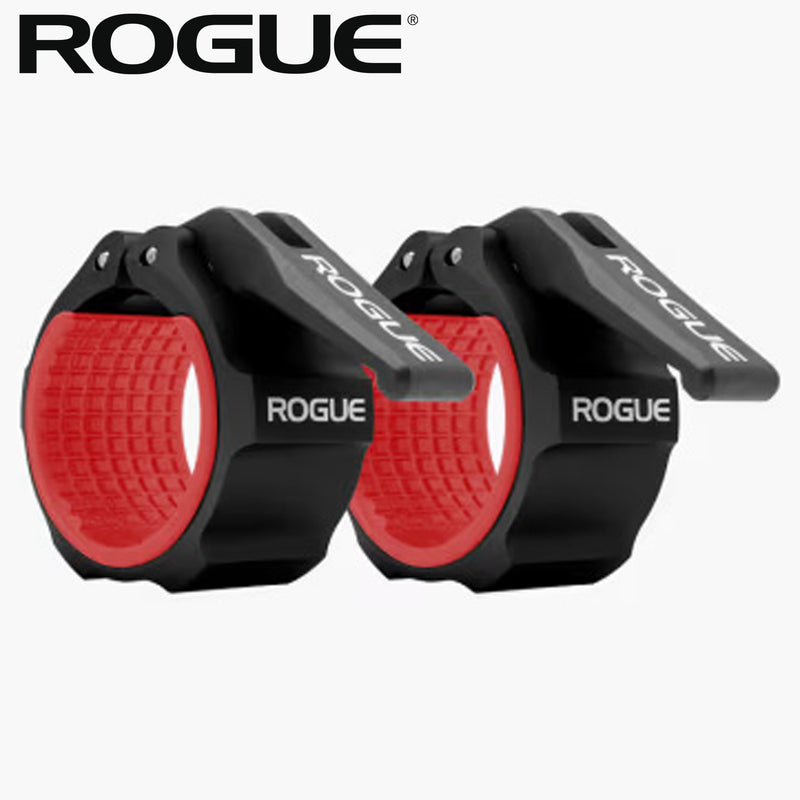 ROGUE USAアルミニウムカラー 2.0 ブラックを2個並べて斜め前方から捉え、ロックオープンナイロンレバーと内側レッドラバーライニングが分かるオリンピックバーベル用カラー