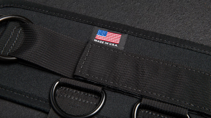 ROGUE アンクルカフケーブルアタッチメント ブラックのアメリカ製タグ周辺を拡大。高耐久ナイロンストラップと縫製品質を確認できる接写