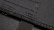 ROGUE アンクルカフケーブルアタッチメント ブラック裏面の縫製補強部を拡大。パッド構造と耐久性を支えるステッチを確認できる接写