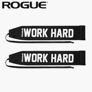 ROGUE ラップ ブラックを正面水平アングルで並べた全体ビュー、WORK HARDロゴ配置と左右ペア構成が分かるリストラップデザイン