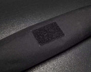 ROGUE バーベルキャリーバッグ20KG ブラックの生地部分を上方から拡大。耐久性を意識した表面素材の質感と面ファスナー部分のディテールを確認可能