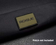 ROGUE バーベルキャリーバッグ20KG ブラックの外装を斜め上から拡大。面ファスナー部分に装着できるROGUEパッチの取り付け位置を確認可能