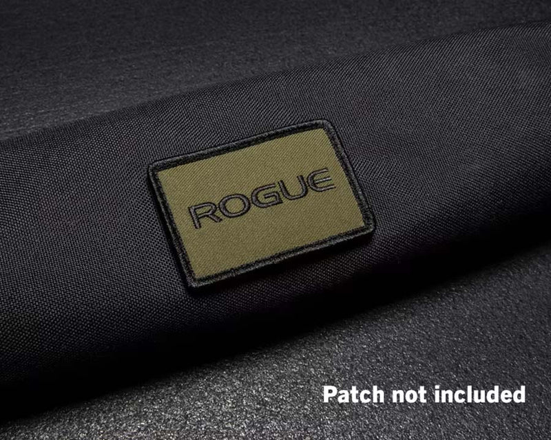 ROGUE バーベルキャリーバッグ20KG ブラックの外装を斜め上から拡大。面ファスナー部分に装着できるROGUEパッチの取り付け位置を確認可能