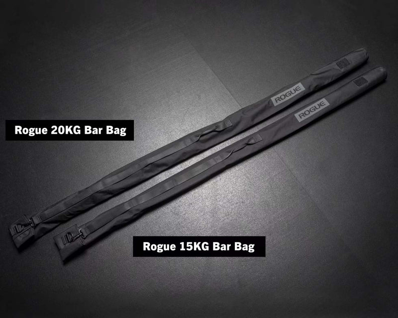 ROGUE バーベルキャリーバッグ20KG ブラックと15KG用バッグを斜め上から並べた全体比較。各モデルの長さやサイズ感、ROGUEロゴを確認可能