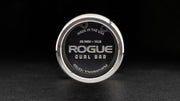 ROGUE カールバー ステンレススチール シルバーでリバースカールを行う様子を胸元の高さから捉えた使用シーン、順手グリップを確認できる構図