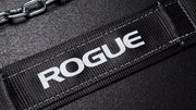 ROGUE ディップベルト ブラックのパッド中央に配置されたROGUEロゴを斜め上から拡大し、ナイロン素材と縫製を確認できるディテール