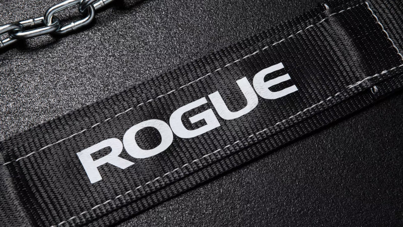 ROGUE ディップベルト ブラックのパッド中央に配置されたROGUEロゴを斜め上から拡大し、ナイロン素材と縫製を確認できるディテール