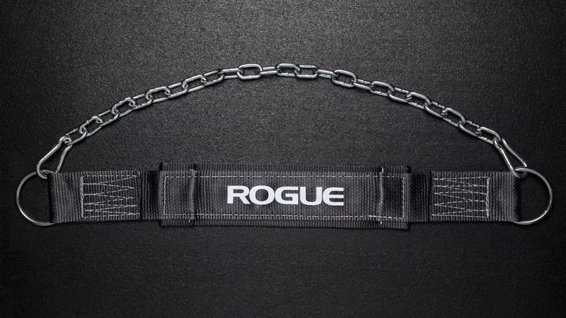 ROGUE ディップベルト ブラックを真上から全体が見えるように配置し、チェーン・Dリング・ワイドパッドを確認できるトレーニングベルト
