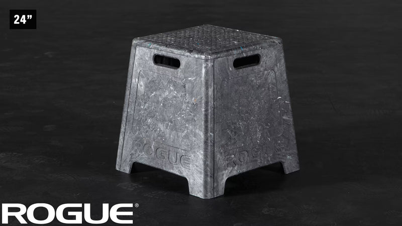 ROGUE レジン プライオボックス ブラック 24インチサイズを斜め前方から捉えた構図、高さ最大サイズと側面持ち手形状が分かる視点