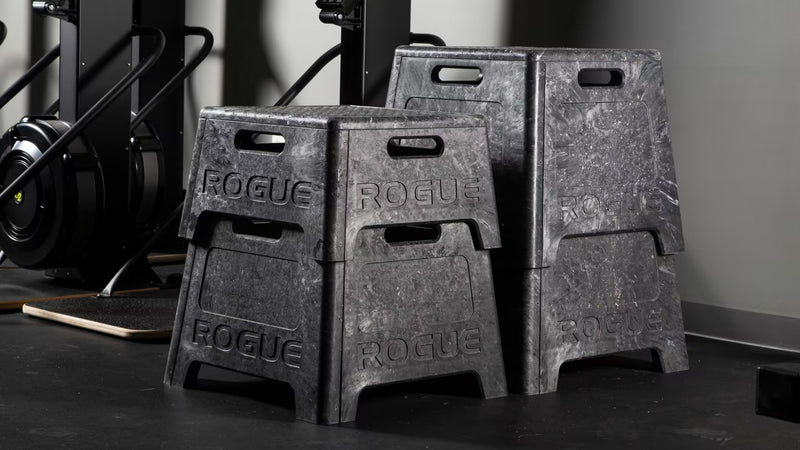 ROGUE レジン プライオボックス ブラック ジム床に並べた複数ボックスの斜め視点構図、サイズ違い比較と設置イメージが分かる角度