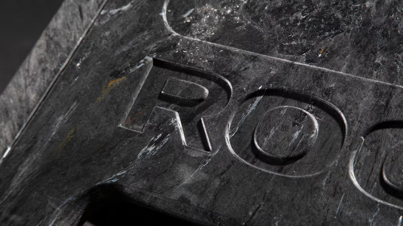 ROGUE レジン プライオボックス ブラック 側面ロゴ刻印を斜め接写した構図、表面レジン素材の質感とブランド刻印が分かる視点