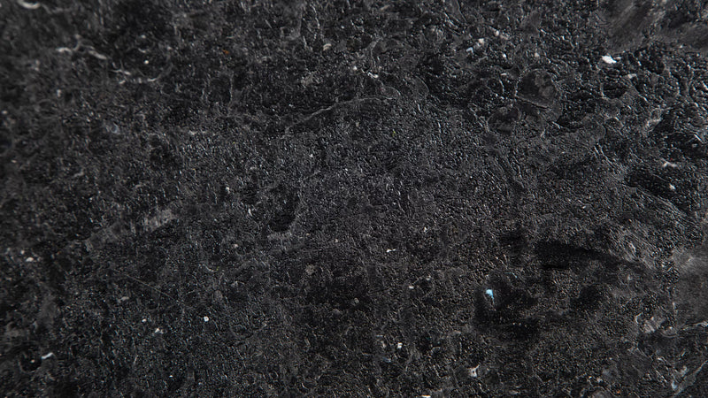 ROGUE レジン プライオボックス ブラック ボックスを持ち上げる使用シーンを横視点で捉え、軽量設計と持ち手位置が分かる構図