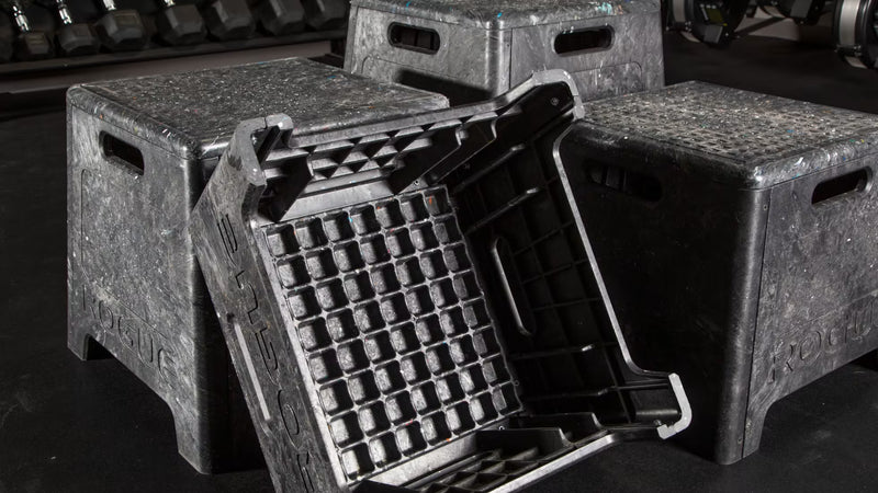 ROGUE レジン プライオボックス ブラック 裏面構造を斜めから捉えた構図、内部補強リブ形状と軽量レジン設計が分かる視点