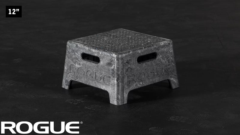 ROGUE レジン プライオボックス ブラック 12インチサイズを斜め前方から捉えた全体構図、コンパクト高さと持ち手位置が分かる角度