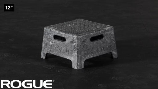 ROGUE レジン プライオボックス ブラック 12インチサイズを斜め前方から捉えた全体構図、コンパクト高さと持ち手位置が分かる角度