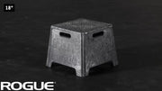 ROGUE レジン プライオボックス ブラック 18インチサイズを斜め前方から捉えた構図、側面パネル形状とロゴ刻印が確認できる視点