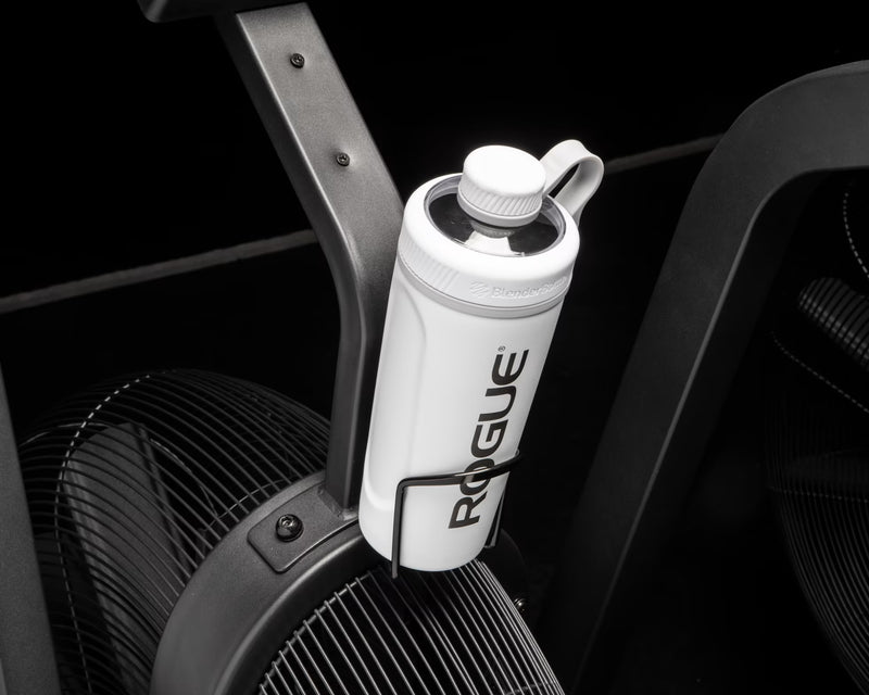ROGUE エコーバイク ドリンクホルダー ブラックカラーをエコーバイク装着時に右斜め上から捉えた使用例。ホワイトボトルを収納した状態で装着位置やサイズ感が分かる構成