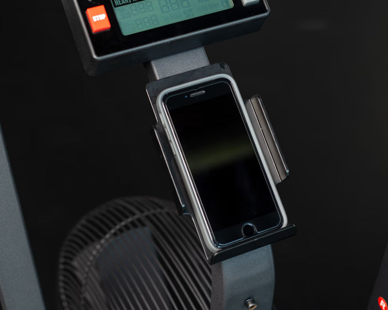 ROGUE エコーバイク スマートフォンホルダー ブラックカラーをエコーバイク装着時に右斜め上から捉えた使用例。スマートフォンを収納した状態で取付位置や操作性が分かる構成