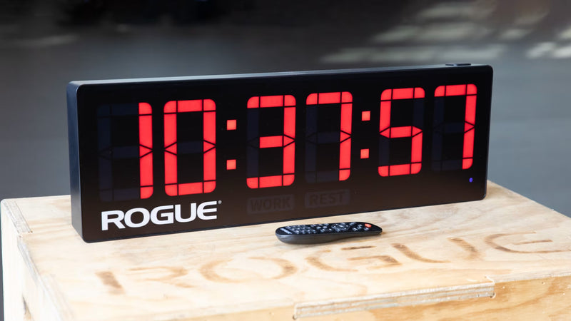 ROGUE エコージムタイマー2.0 ブラックを前方斜めから捉えた全体ビュー、LEDディスプレイと付属リモコンを確認できるトレーニングアクセサリー