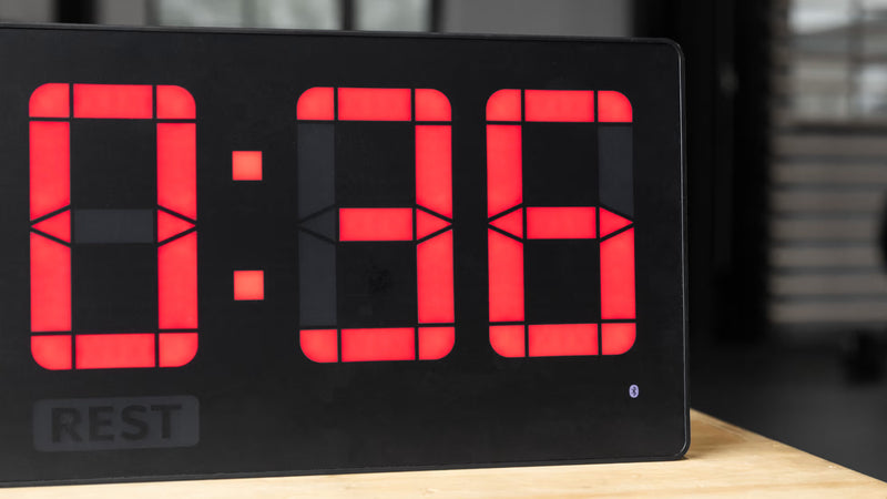ROGUE エコージムタイマー2.0 ブラックとHome Timer 2.0を前方斜めから並べた比較ビュー、サイズの違いが分かる構図
