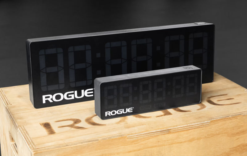 ROGUE エコージムタイマー2.0 ブラック本体と付属リモコンを正面から並べた全体ビュー、セット内容を確認できる構図