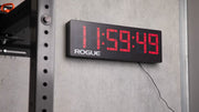 ROGUE エコージムタイマー2.0 ブラックを壁面へ取り付けた前方斜めビュー、壁掛け設置時の使用イメージが分かる構図