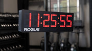 ROGUE エコージムタイマー2.0 ブラックを専用フロアスタンドへ設置した前方斜めビュー、LED表示の視認性を確認できる構図